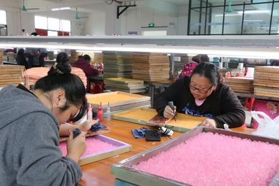 荔波扶貧車間里的“致富玩具” 工人月入破萬(wàn)，小產(chǎn)品撬動(dòng)大幸福